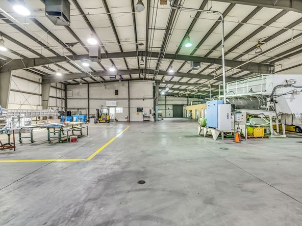 ±86,000 SF High Exposure Industrial Building on 2.42 Acres : 661 L St, Sanger, CA 93657